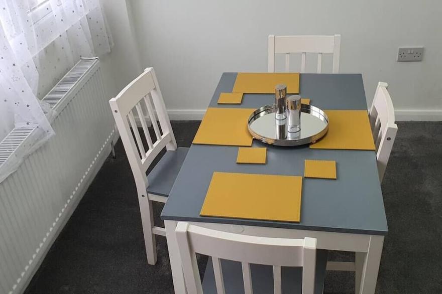 Stunning Spacious Contemporary 2 Bedroom Flat near Heathrow Airport