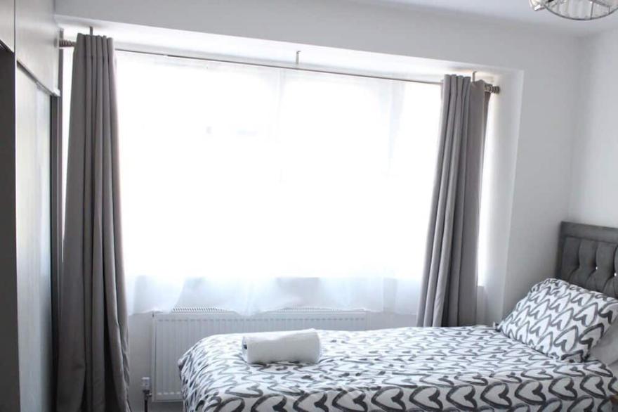 Stunning Spacious Contemporary 2 Bedroom Flat Near Heathrow Airport