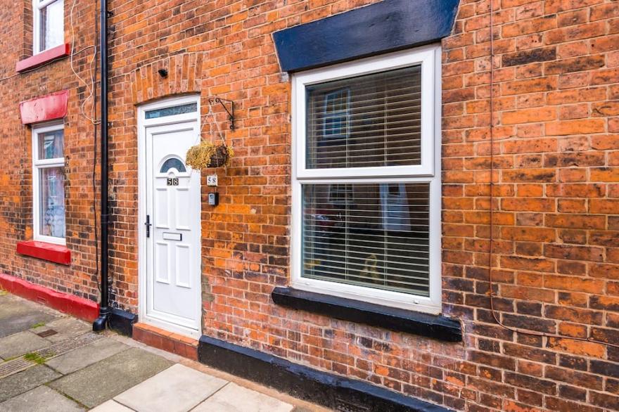 Spacious 2-Bed City-Centre Cottage In Chester | Ideal For Groups - Sleeps 6