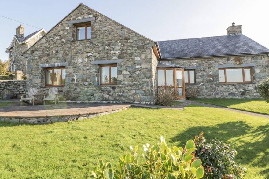 AWEL Y LLAN, Family Friendly, Character Holiday Cottage In Llanfair