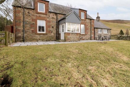 WHITE HILLOCKS FARM HOUSE, pet friendly, with open fire in Kirriemuir