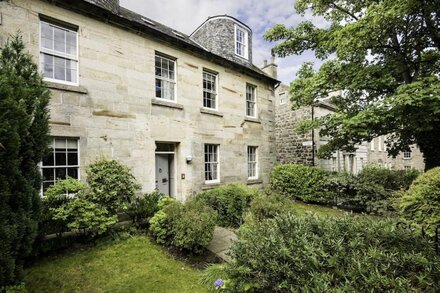 Beautiful Old Merchant's House in Historic Central Edinburgh