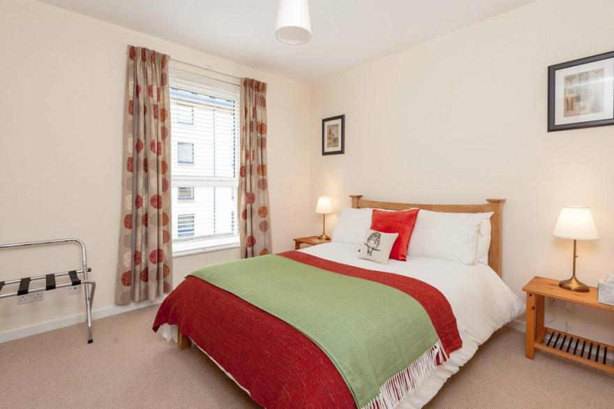 Modern two-bedroom apartment with a free parking space, in a fantastic location. Sleeps 4.