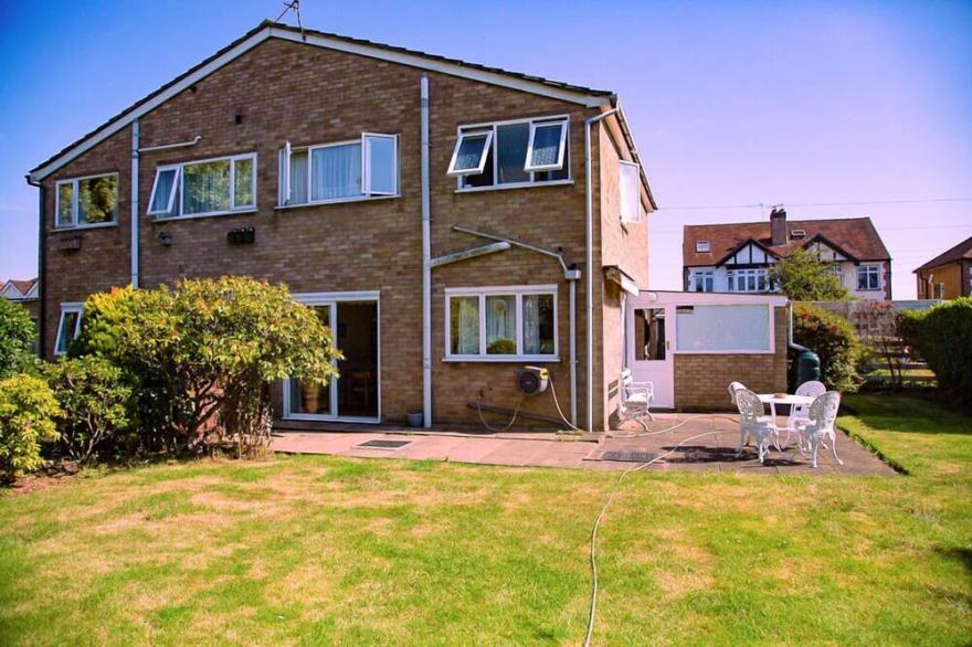 Beautiful 3 Bedroom House In Staines. Private Parking, Garden Near Heathrow