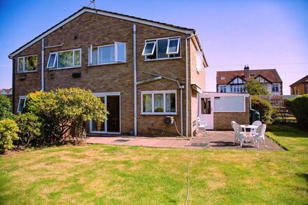 Beautiful 3 Bedroom House in Staines. Private Parking, Garden near Heathrow