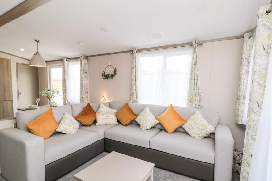 OLIVES PLACE, pet friendly, with hot tub in Felton