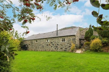 NANT BACH, pet friendly, character holiday cottage in Nefyn