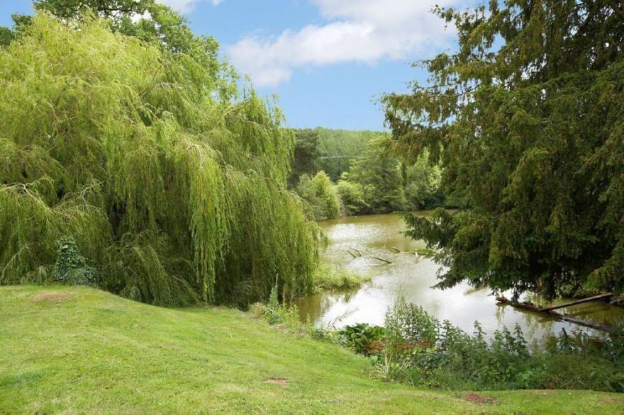 Available For Less Than £400, Pool Head Cottage Is A Cosy Getaway Located In Herefordshire. Close To