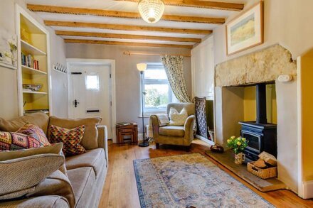 SNOWDROP COTTAGE, pet friendly in Clifford, West Yorkshire