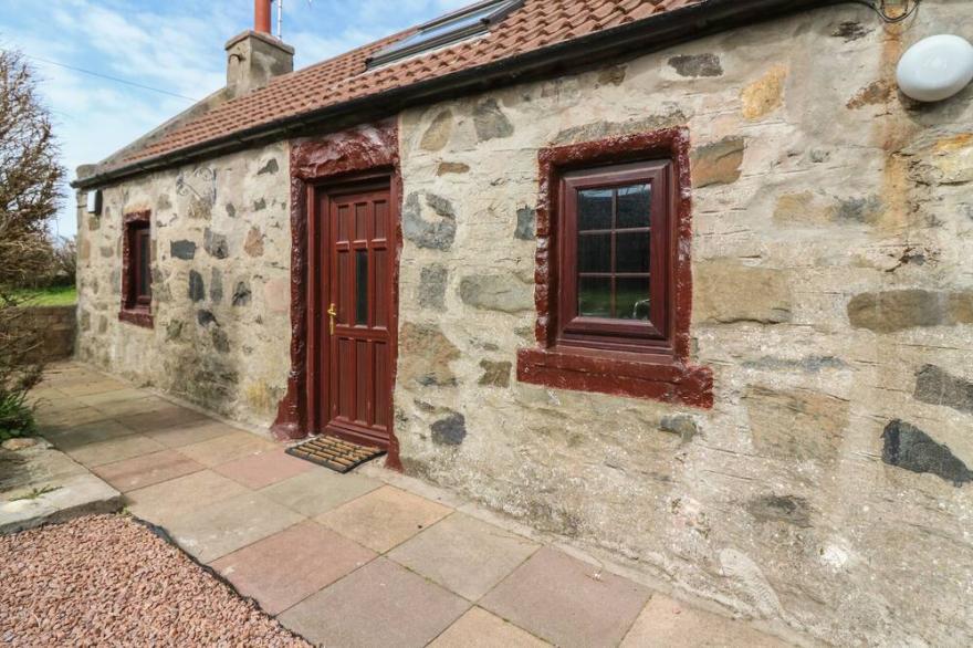 VIOLA COTTAGE, Pet Friendly, Character Holiday Cottage In Fraserburgh