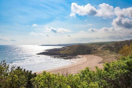 3 THE BAY - A minimalist apartment with sweeping sea views over Coldingham Bay.