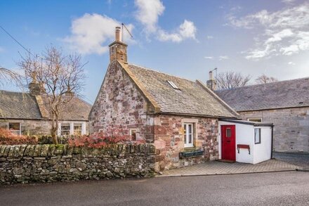 BRAEMAR- Pretty village location close to Edinburgh attractions, cosy pub nearby