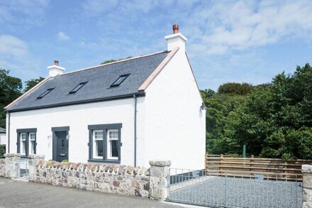 SQUIRREL COTTAGE, family friendly, with open fire in Kirkcolm