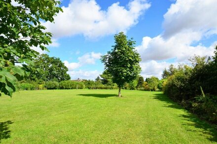 Oak Tree Cottage - Two Bedroom House, Sleeps 3