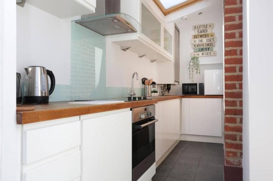 BOURNECOAST: FLAT WITH PARKING - GARDEN - WIFI - SHORT WALK TO BEACHES - FM6337