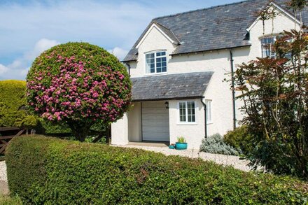 GLENCOE COTTAGE, pet friendly, with open fire in Broadway