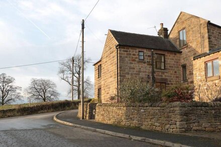 NETHERLEA COTTAGE, pet friendly, with a garden in Holloway