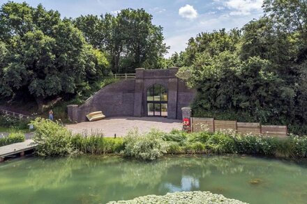 ACORN LODGE AT BRIDGE LAKE FARM & FISHERY, romantic in Chacombe