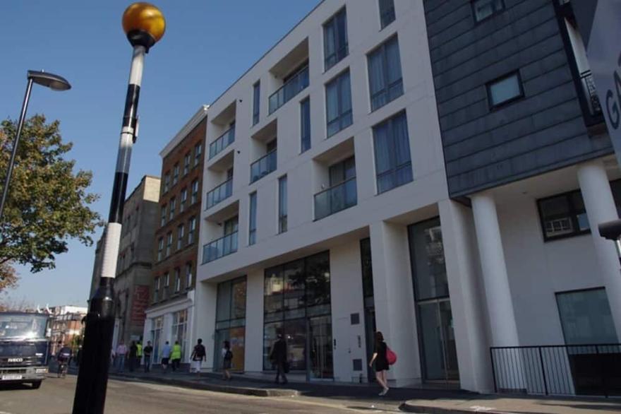 Clerkenwell near to station with lift and balcony