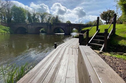 Newly refurbished 5 bed riverside house with traditional features and annexe