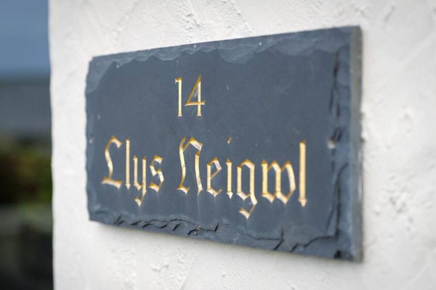 Llys Neigwl - Three Bedroom House, Sleeps 6
