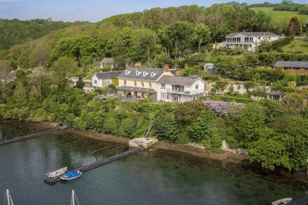 CREEKSIDE HOUSE, pet friendly, with a garden in Fowey