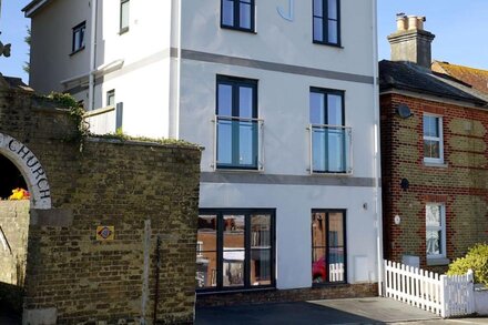 The J House - Cowes - Sleeps 12 - Sea Views