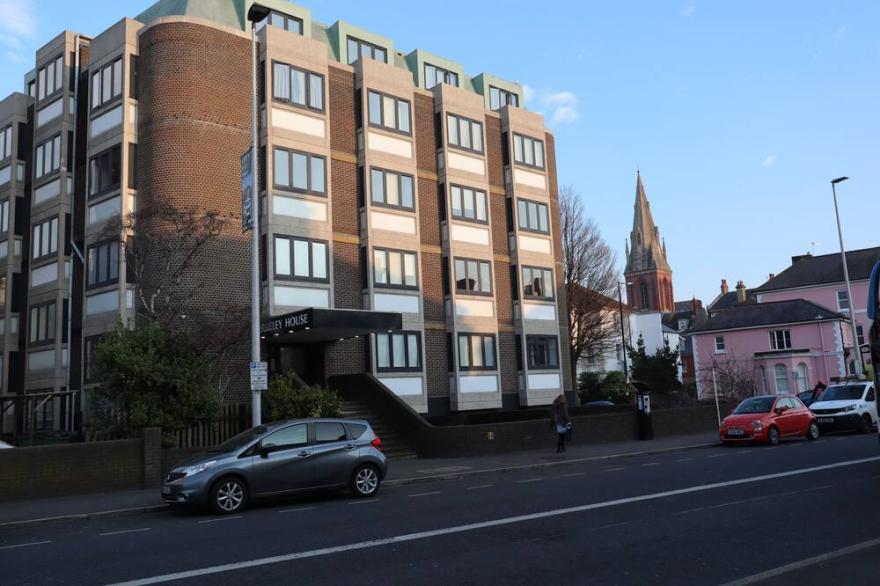 Stylish Crescent apartment Eastbourne Town Centre