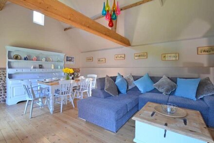 Rainbow Cottage - Three Bedroom House, Sleeps 6