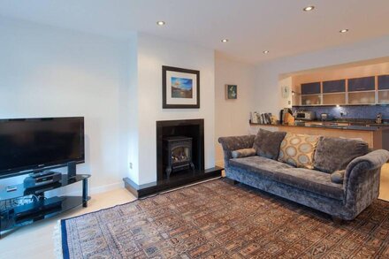 Stunning 3-bedroom apartment in the heart of Edinburgh's city centre. Sleeps 6.