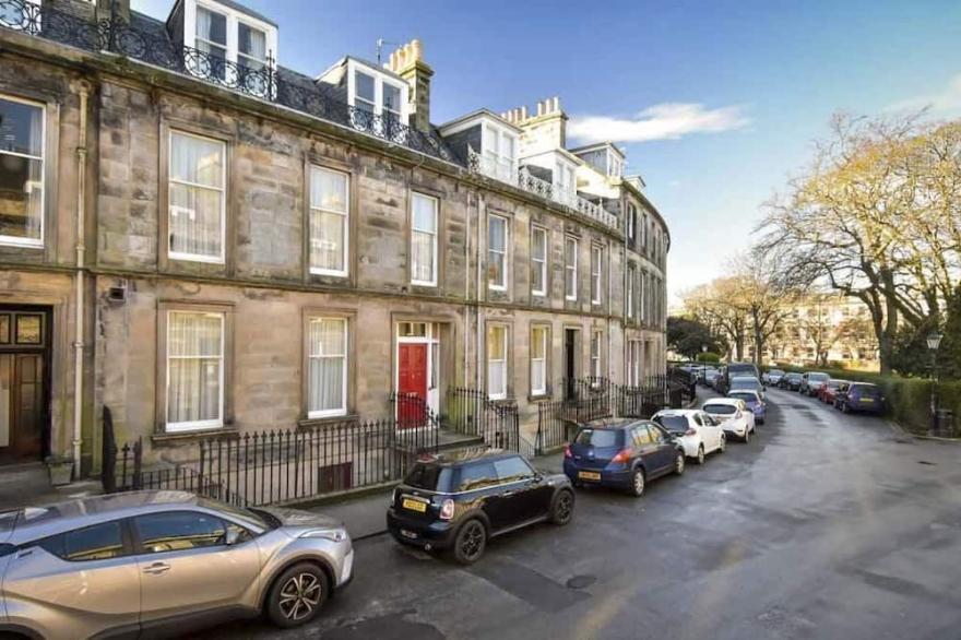6 Howard Place -  A Townhouse That Sleeps 14 Guests  In 7 Bedrooms