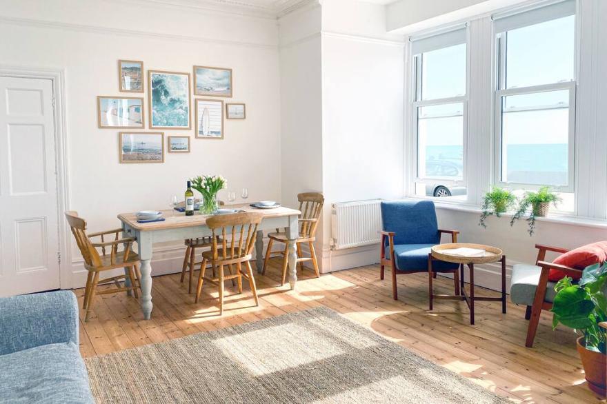 Beautiful beachfront apartment with amazing uninterrupted sea views!