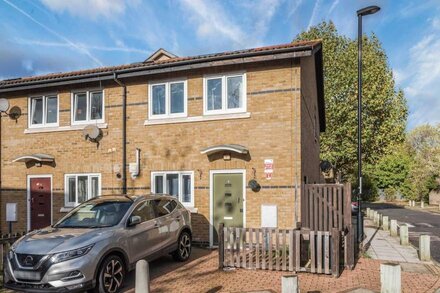 Spacious 4 bed New Cross house with garden