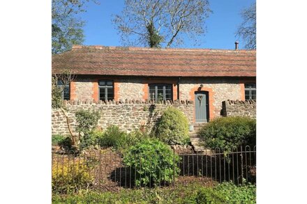 Easel Cottage near Wells: comfortable quirky cosy