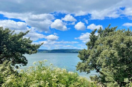 Cockleshell Lodge located at the waters edge near Otter Ferry-Pet friendly