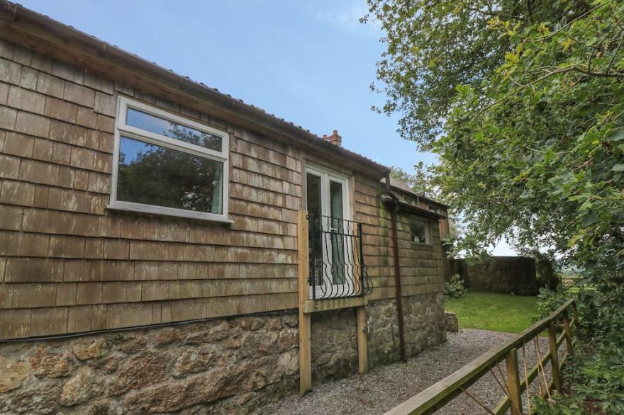 SHILSTONE LODGE, pet friendly, character holiday cottage in Chagford