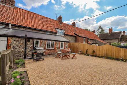 BLUEBIRD COTTAGE, family friendly, with a garden in Bury St Edmunds