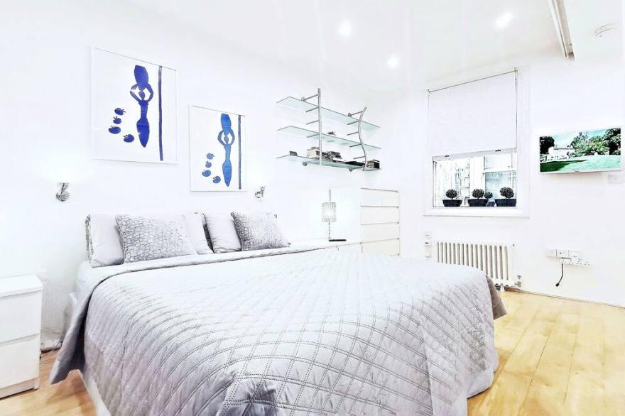 Central Unique Design Flat with Huge Shower Bath 6 min walk from tube