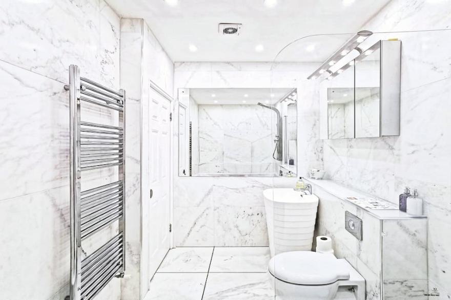 Central Unique Design Flat with Huge Shower Bath 6 min walk from tube