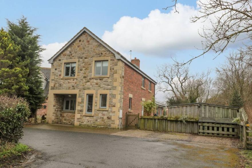 RIDLEY LODGE, Pet Friendly, With Open Fire In West Thirston/Felton