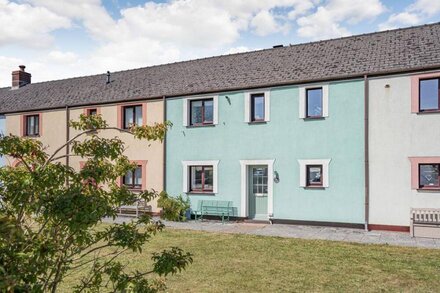 GRANARY COTTAGE, pet friendly, with a garden in Pembroke