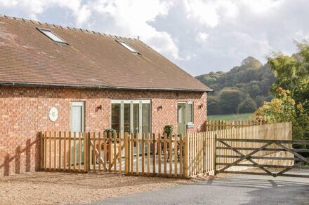 CONKERS' COTTAGE, pet friendly, with a garden in Church Stretton