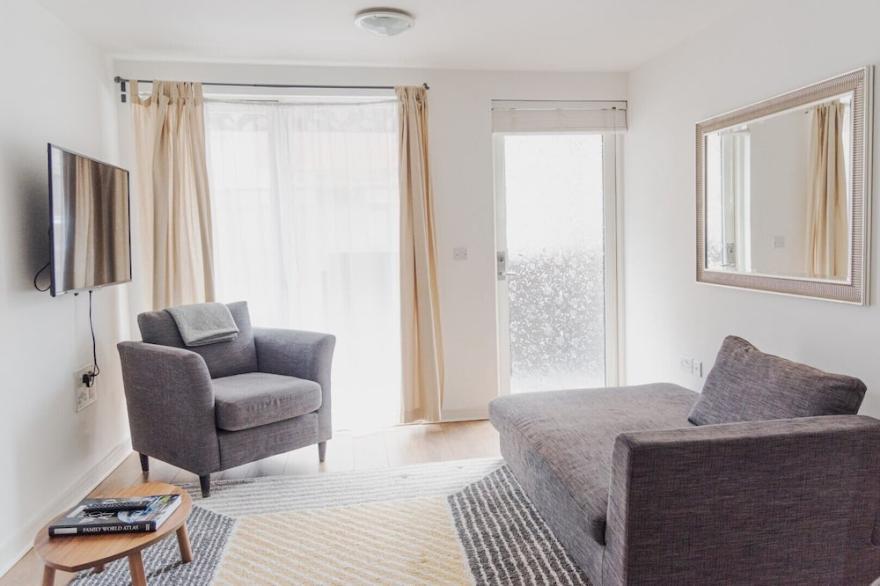 Spacious One Bedroom Riverside Flat BBH-07