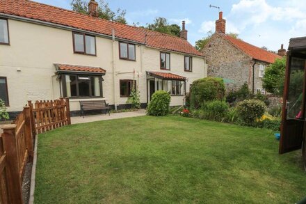 PRIMROSE COTTAGE, character holiday cottage in Stiffkey