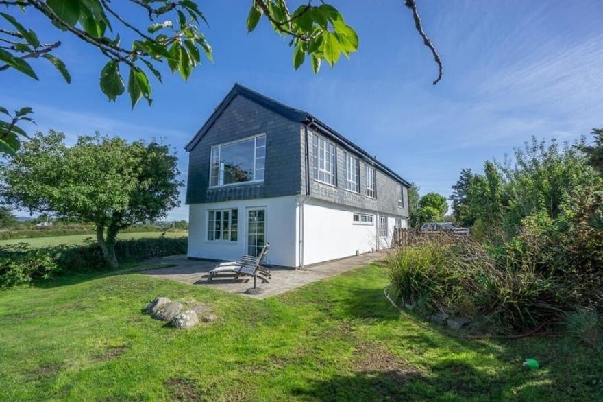 Stunning 4 Bedroom Home With Parking And 10 Minute Walk To Abersoch Beach