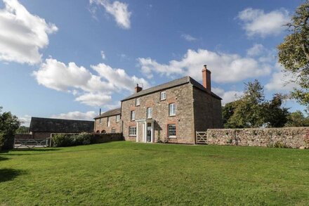 PENTWYN FARM, pet friendly, character holiday cottage in Abergavenny