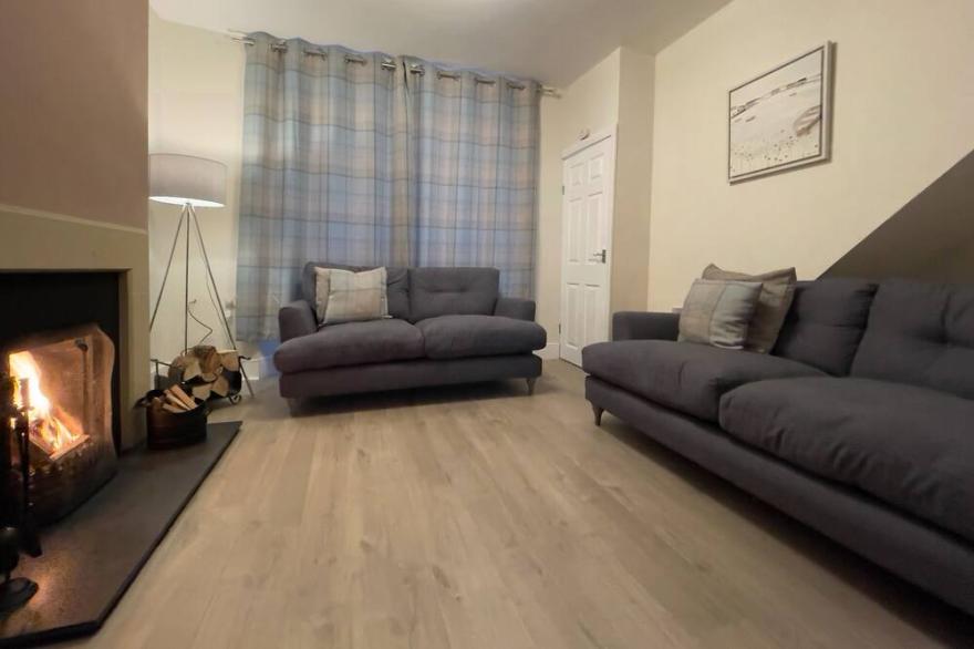Sea Views, Central Location only mins from Beach, Harbour and Restaurants