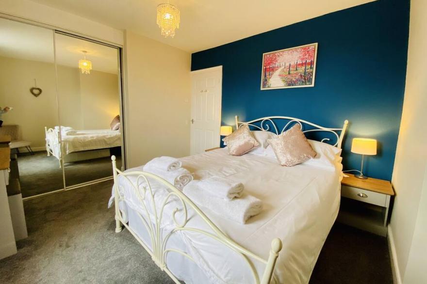 Sea Views, Central Location only mins from Beach, Harbour and Restaurants