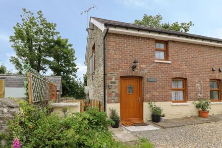 GARDEN VIEW, pet friendly, country holiday cottage in Llanybydder