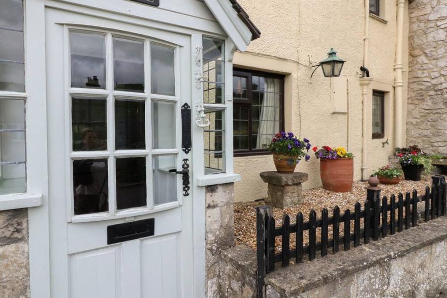 ENDALE, romantic, character holiday cottage in Wirksworth